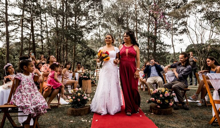 How Many People Should I Invite to My Wedding?